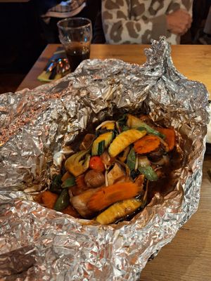 ÐÂU HU NƯŐNG GIÂY BAC (Tofu in Alufolie) - gegrillter Tofu mit hochwertigen Pilzen , dazu hausgemachte Soße , serviert mit Reis und Gemüse at Tokymon Restaurant in Speyer