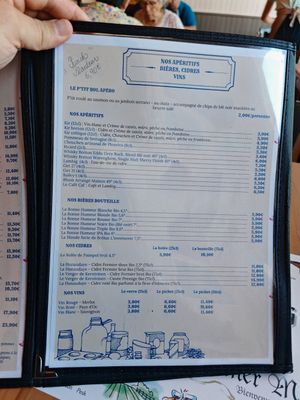 Beer vider and vine at Crêperie de l'Abbaye de Beauport in Paimpol