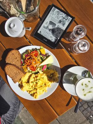 Rührei mit Brot, Butter und Salat. Matcha-Latte at Café Goldjunge Nippes in Cologne
