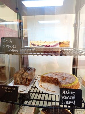 vegan cakes at Café Goldjunge Nippes in Cologne