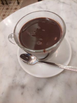 Chocolat chaud. Malheureusement, je l'ai trouvé dégueulasse. at Tacita De Plata in Madrid