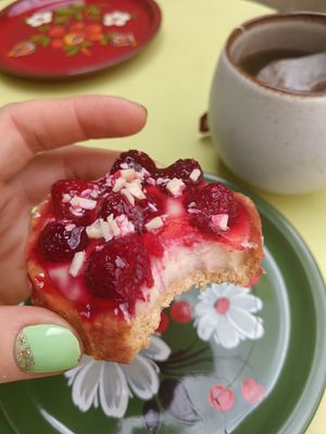Tartelette végane chocolat blanc framboise, une merveille at ASRAYA in Aubenas