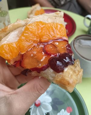 Tarte végane aux fruits at ASRAYA in Aubenas