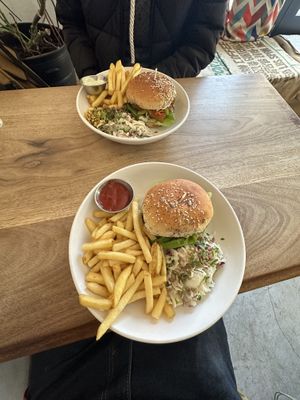 Tofu burger & fish burger, literally the best vegan burgers available anywhere man 🌱 #Veganuary at Black Cat in East London