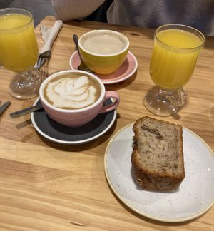 Zumo de naranja natural, cafés con leche de soja y banana bread    at Délices Maiatza in San Sebastian