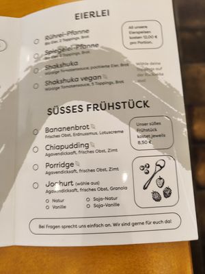 Breakfast: Vegan options are labelled with a leaf at Café Rheinschmökern in Krefeld