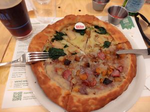 Pizza con funghi porcini arrosto, spinaci. Altra mezza pizza con salsiccia heura, cipolla, patate at Pit'sa in Milan