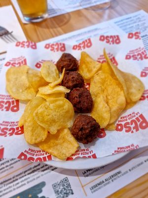 Minù Bimbi (children's dish - vegan meatballs with Crisps) at Pit'sa in Milan