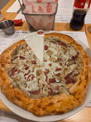 The gorgonzola pizza at Pit'sa in Milan