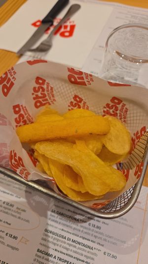 Freshly cut crisps with polenta sticks at Pit'sa in Milan