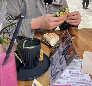 Avocado, Cheese & Pesto Wrap Toasted, Matcha Latte und Pink Passion Smoothie  at PLANT SHACK - Palma City in Mallorca