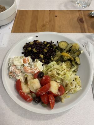 Riso venere con edamame, insalata di zucchine, cavolo con semi di sesamo, insalata russa vegana at La Pentola Vegana in Monza