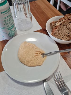 Hummus at La Pentola Vegana in Monza