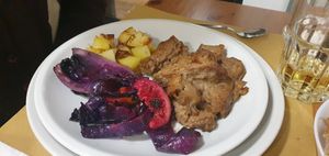 Seitan, patatine al forno e cavolo rosso at La Pentola Vegana in Monza