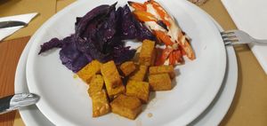 Tempeh alla curcuma, carote con salsa tahini e cavolo rosso at La Pentola Vegana in Monza