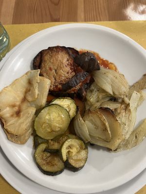Piatto misto con parmigiana, finocchi, zucchine alla paprika e sedano rapa arrosto  at La Pentola Vegana in Monza