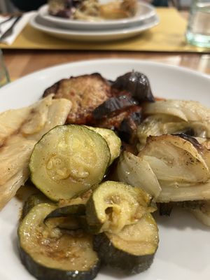 Piatto misto con parmigiana, finocchi, zucchine alla paprika e sedano rapa arrosto  at La Pentola Vegana in Monza