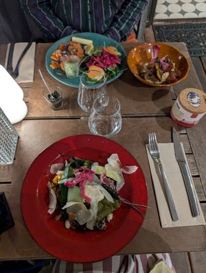 Unten das vegetarische Risotto und oben rechts Hummus mit Roter Beete und Maiskuchen at Le Chante Clair in Saintes-maries-de-la-mer