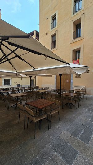 Outdoor seating at La Taverna d'El Foment in Girona