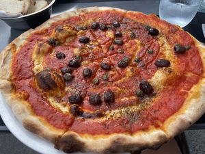 Pizza con tomate, aceitunas, alcaparras y orégano 🌱  at Ristorante Pizzeria La Ragazza in Milan