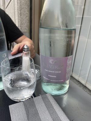 Agua con gas   at Ristorante Pizzeria La Ragazza in Milan