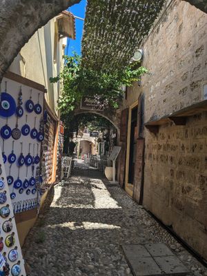 Entryway with outdoor seating at Mateo Restaurant in Rhodes