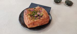 Pistachio rose Danish at Margo's Amsterdam Bellamy - Oud-West in Amsterdam