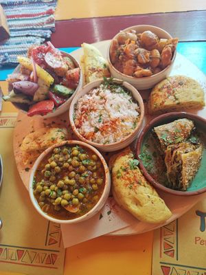 A Santorini non è poi così difficile trovare un posto vegano con lettini compresi nell'offerta. Tranquilo è il posto giusto con piatti vegani molto abbondanti e prezzi giusti. at Tranquilo in Santorini