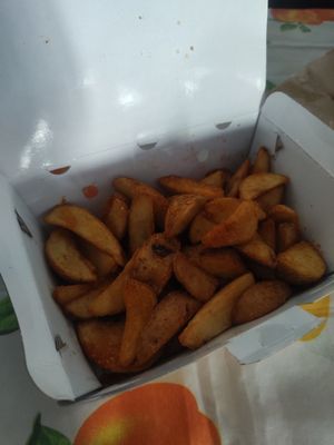 Country fries at Burgler in Kalamaria