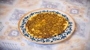 Zattar
Zaatar er en tradisjonell krydderblanding fra Midtøsten.
Den består vanligvis av tørket timian, sesamfrø, sumak og litt salt.
Smaken er aromatisk,  at Silin Bakeri in Oslo