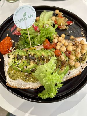 Veganer AVO Toast mit Pesto und veganem Käseaufstrich sowie Kichererbsen .  at Hippo Coffee in Konstanz