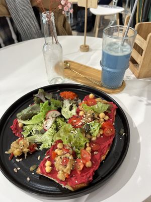 Hummus Toast mit Blue Latte  at Hippo Coffee in Konstanz