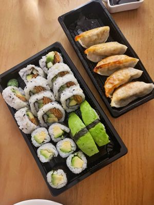 Para llevar (Glovo): Nigiri avocado, gyozas de verdura, avocado maki.   at Bar Amapola in San Sebastian