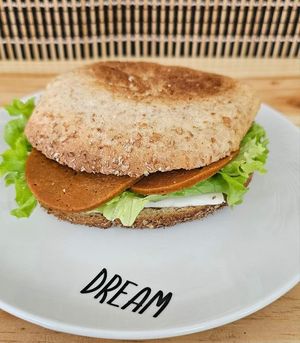 Sandwich vegano de pepperoni con queso at Casa Anacahuita in San Nicolas De Los Garza