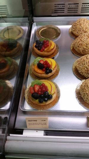 vegan cake at Universo Vegano in Rome