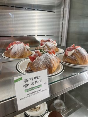 Vegan vanilla cream croissant   at Leedorim - Gyeongbokgung Main Branch  - 경복궁 본점 in Seoul