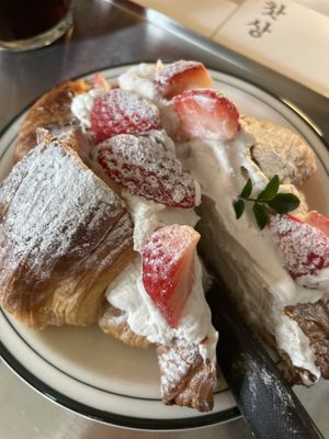 When I find vegan croissant, I always try! Not so sweet with light cream. I liked it!   at Leedorim - Gyeongbokgung Main Branch  - 경복궁 본점 in Seoul