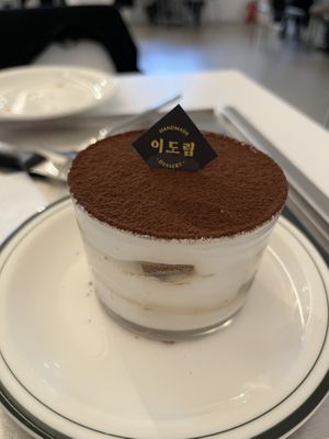 tirimasu  at Leedorim - Gyeongbokgung Main Branch  - 경복궁 본점 in Seoul