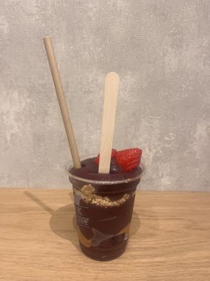 Classic cup with peanut butter, strawberries and peanuts   at Oakberry Açai Utrecht Centrum in Utrecht