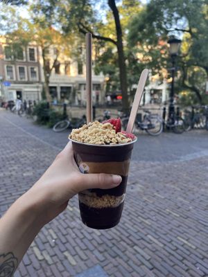 Medium size topped with peanut butter, peanuts and strawberries   at Oakberry Açai Utrecht Centrum in Utrecht