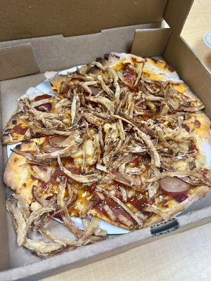 Vegan ‘Tommaso’ pizza at Wheat Penny. She ain’t pretty 😂 but she’s goood! (Those are crispy shoestring onions on top) #Veganuary at Wheat Penny Oven and Bar in Dayton