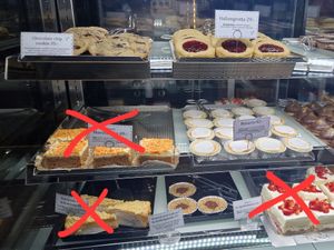 Allt fika som inte är överkryssat är veganskt. Jag rekommenderar verkligen mazarinerna! at Kullagårdens Glutenfria Stenugnsbageri in Varberg