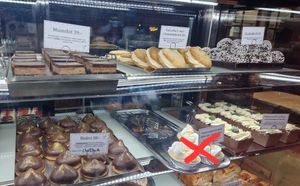 Fikat som är överkryssat och kolosflarnen är inte veganska (jag redigerade bilden men den laddas ändå upp som innan) at Kullagårdens Glutenfria Stenugnsbageri in Varberg