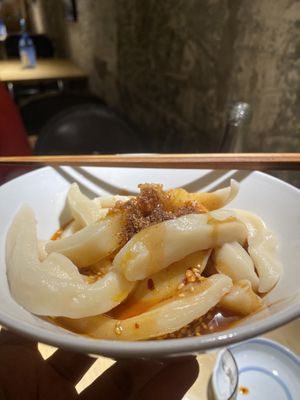 Noodles in hot oil  at 哦了 Ori Sake & Food in Beijing