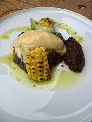 Mais - zwarte bonen - groene tomaat - salsa macha - lavas  at BROEI in Amersfoort