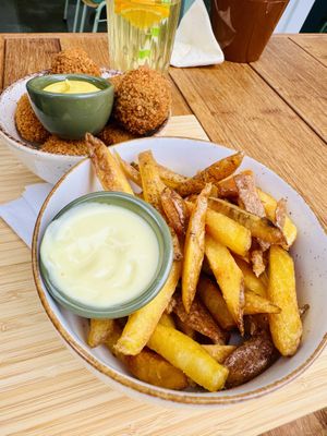 Paddenstoelenbitterballen met friet en zelfgemaakte vegan  mayo  at BROEI in Amersfoort