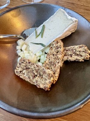 Witschimmelkaas (cashewnoten) - granny smith - cracker van boekweit   at BROEI in Amersfoort