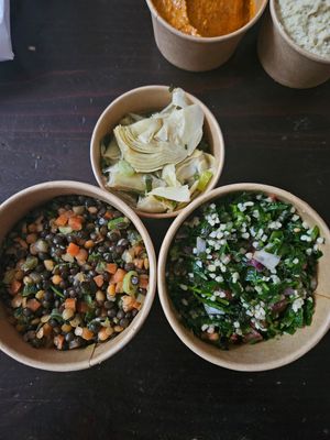 Linsensalat, Artischocken-Knoblauchsalat + Tabouleh at Feinkost Rösling in Leipzig