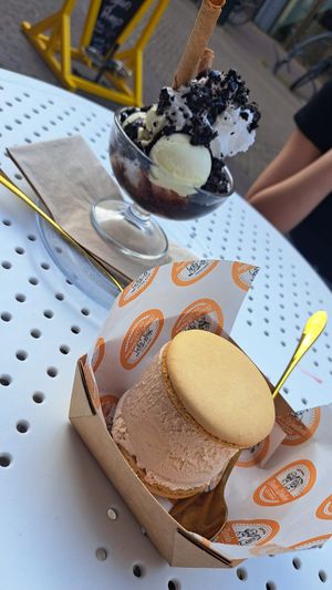 Cookie & Cream sundae and hazelnut macaroon (this one was my fave) 😍  at IJssalon Scoobs & Winstons in Alkmaar
