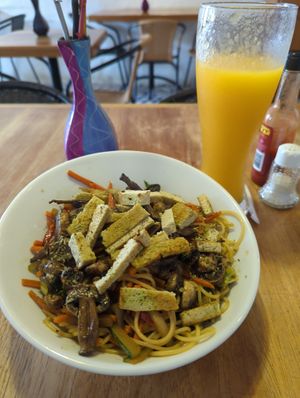 Vegan pasta with Tofu + big Mango juice at Aloz Chino in Villa De Leyva